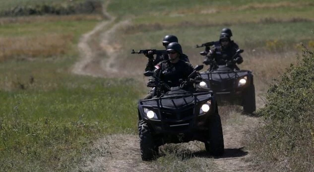 Μεθοριακό επεισόδιο Σερβίας-Κοσόβου: Σέρβοι κομάντος εισέβαλαν στο Β.Κοσσυφοπέδιο – Με το δάχτυλο στη σκανδάλη Αμερικανοί και Τούρκοι της KFOR